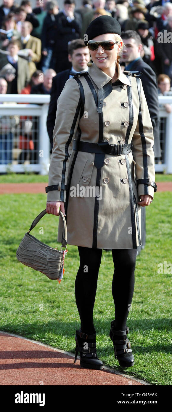 Zara Phillips pendant la St Patrick à l'hippodrome de Cheltenham Photo  Stock - Alamy