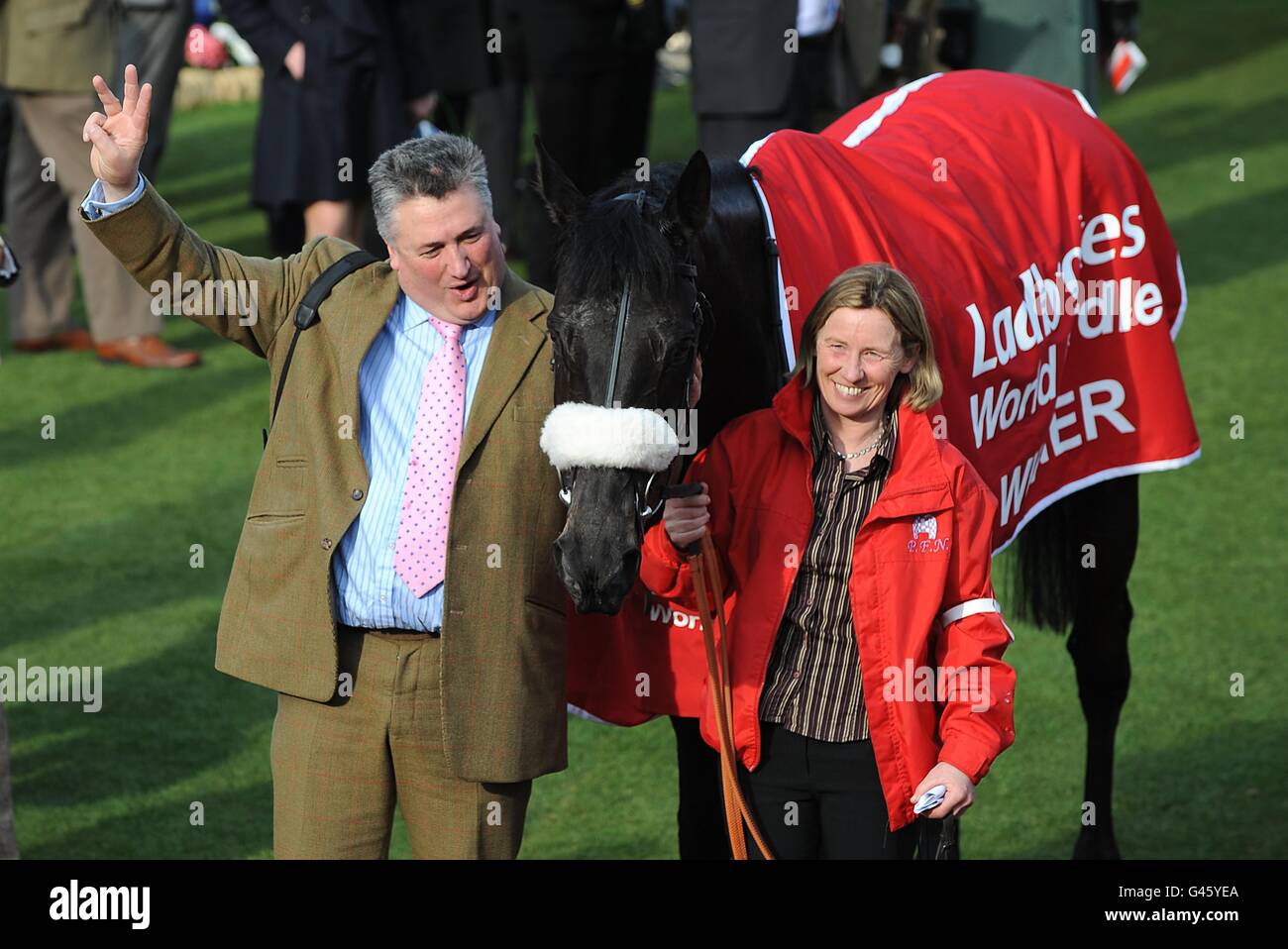 L'entraîneur Paul Nicholls (à gauche) célèbre la troisième année consécutive de Big Buck en tant que vainqueur de la course, après la victoire dans l'obstacle mondial Ladbrokes à la St Patrick, pendant le Cheltenham Festival Banque D'Images