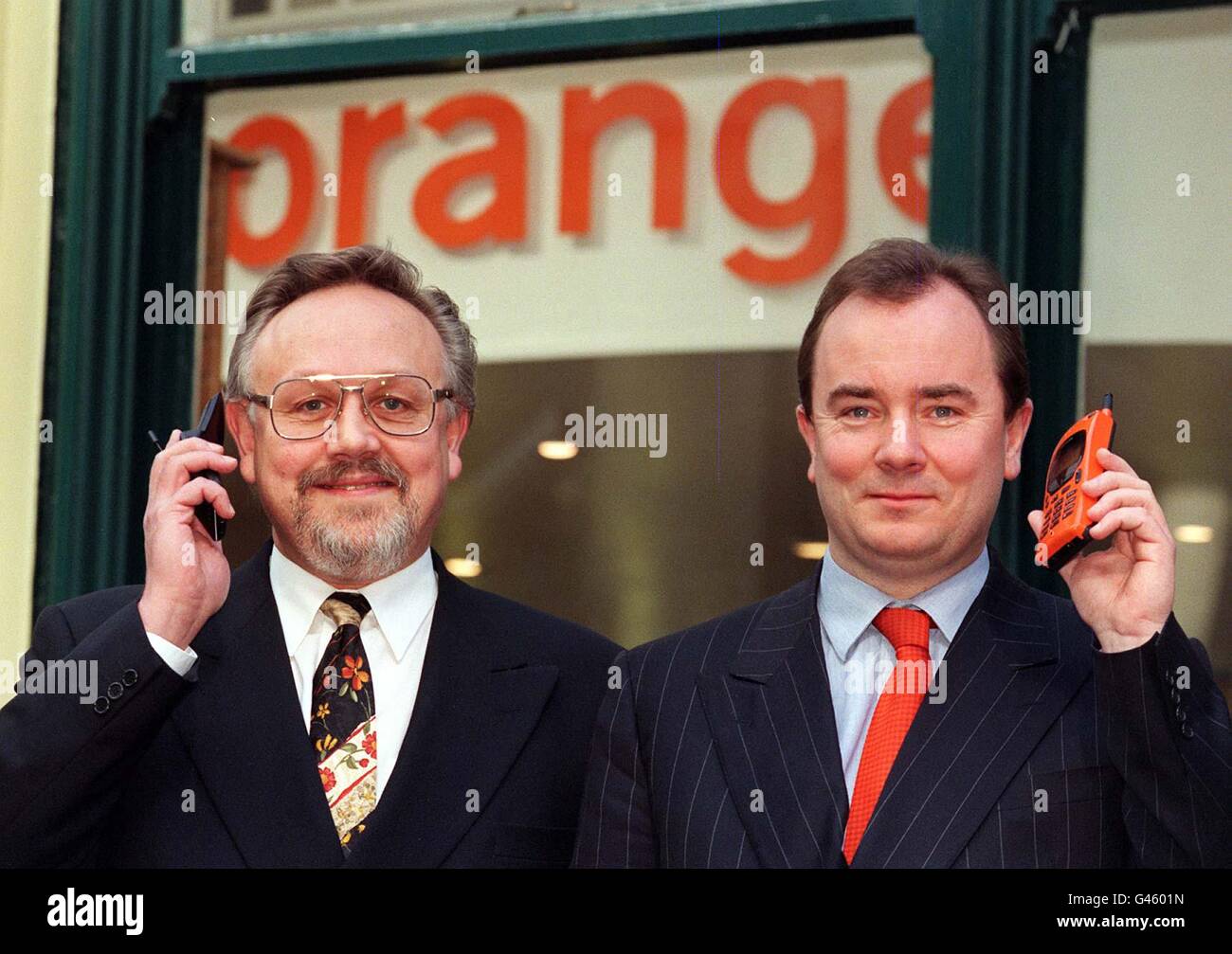 Hans Snook (à gauche), directeur général du groupe et Graham Howe, directeur financier du groupe Orange plc, sont au courant des résultats préliminaires de leur comapny à l'Orange Shop dans la capitale aujourd'hui (lundi).Photo de David Giles/PA. Banque D'Images