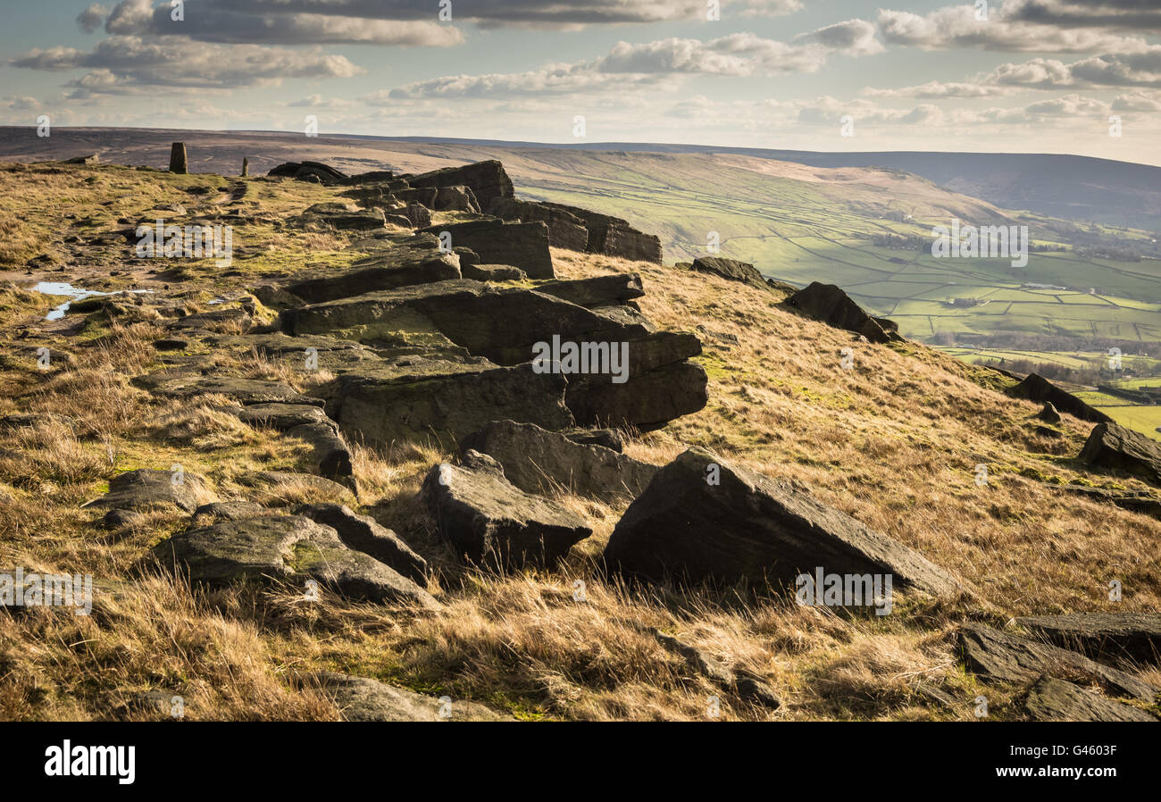 Bord à l'endroit où la meule Pennine Way croise à damiers, Marsden sur la frontière Saddleworth Moor Banque D'Images