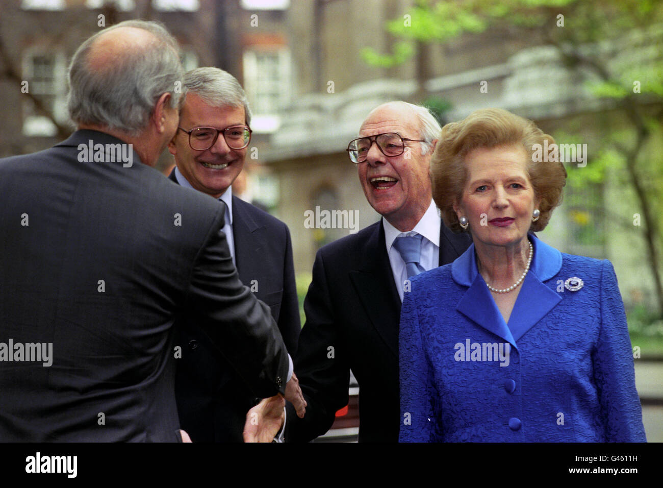 Le Premier ministre John Major, 2e à gauche, et le président du Parti conservateur Dr Brian Mawhinney, à gauche, saluent la baronne Thatcher et son mari Denis, alors qu'ils arrivent au bureau central conservateur de Londres, où elle est entrée dans le réseau électoral pour livrer un cri de bataille aux troupes Tory combattant les élections générales. Banque D'Images