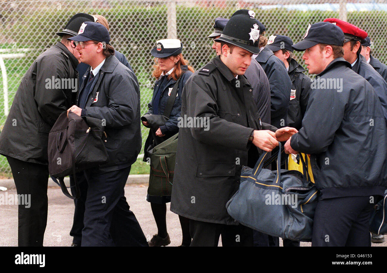 La police recherche le personnel de sécurité arrivant à l'entrée de la Melling Road à l'hippodrome d'Aintree aujourd'hui (lundi) où le Grand National sera tenu cet après-midi.Photo John Giles.PA. Banque D'Images