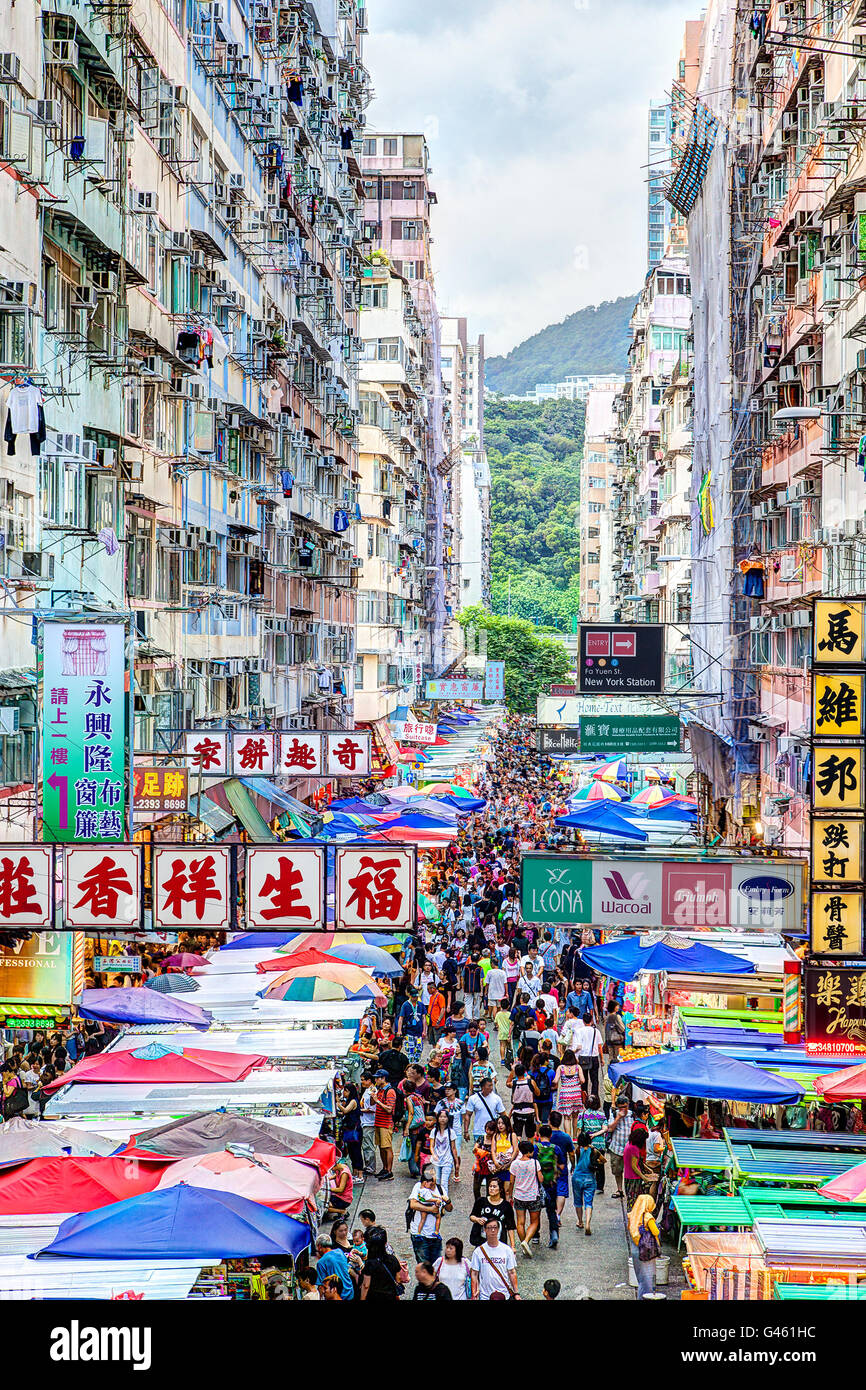 HONG KONG - Jul 26, 2015 : l'animation de Fa Yuen Street Market à Hong Kong est populaire auprès des touristes et des habitants. Banque D'Images