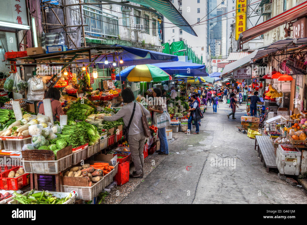 Hong Kong, Chine - le 30 mars 2015 : Shoppers fréquenter les magasins de fruits et légumes le long Graham Street dans le quartier central Banque D'Images