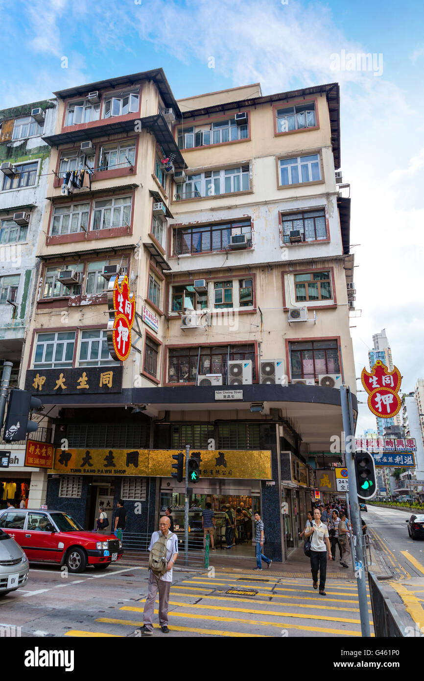 Hong Kong S.A.R., Chine - Août 7 : Les résidents locaux visiter un Nam Cheong Street Magasin de jouet dans la région de Sham Shui Po. Banque D'Images