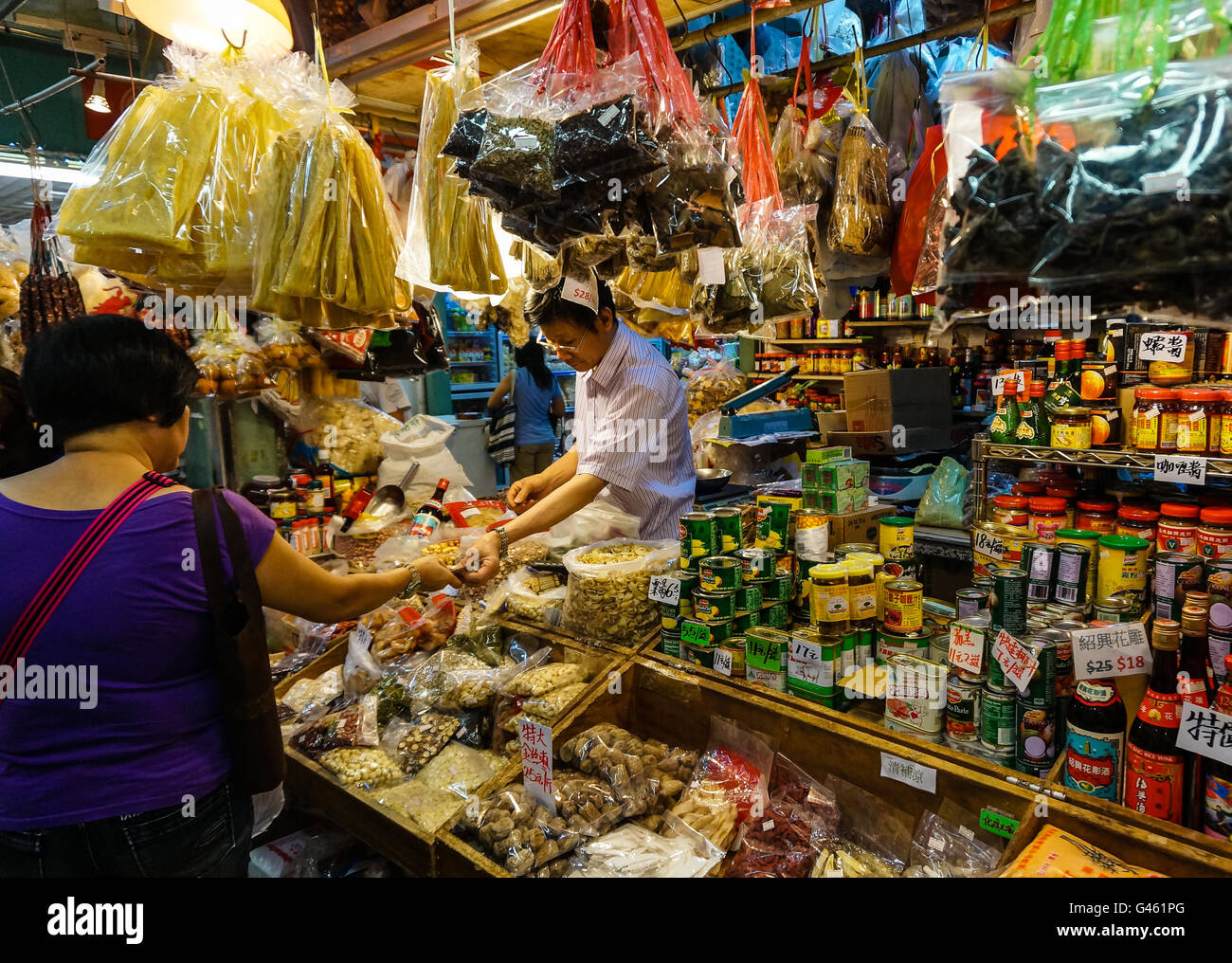 Hong Kong - 2 août : Un vendeur vend chinois d'épicerie à une rue du marché humide en décrochage Tai Po 2 Août, 2013. Banque D'Images