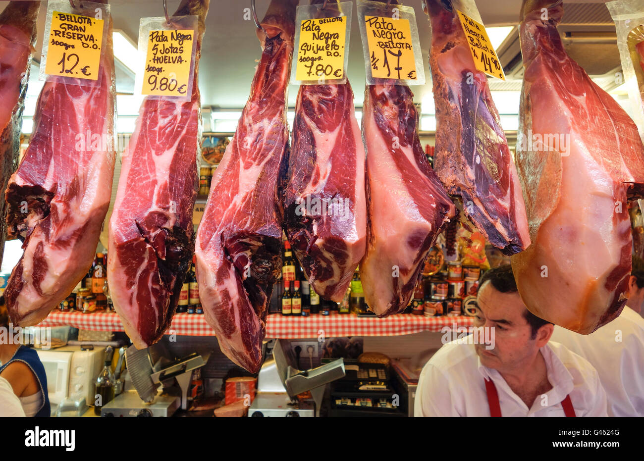 Magasin de vente de jambon espagnol 'pata negra' dans marché couvert d'Atarazanas, Malaga, Andalousie, espagne. Banque D'Images