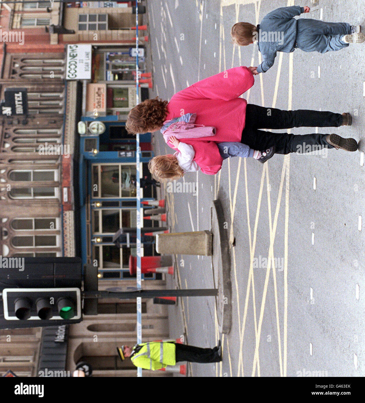 Confusion à Leeds aujourd'hui (vendredi) comme une jeune mère et ses enfants marchent dans un centre-ville déserté après une évacuation de masse suite à une alerte à la bombe. Photo de JOHN GILES.PA.VOIR L'ALERTE DE POLICE DE L'HISTOIRE DES PA. Banque D'Images