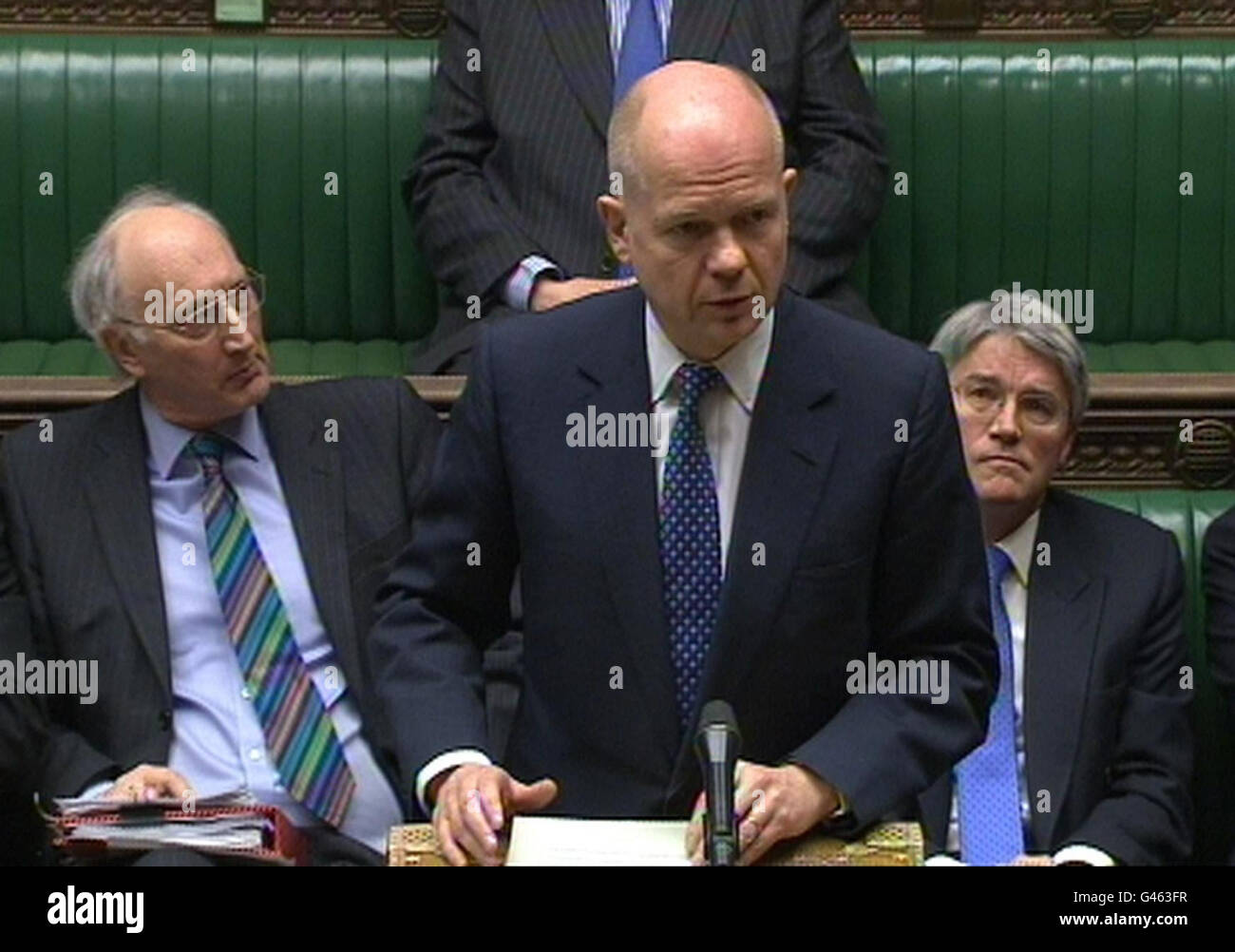 Le secrétaire aux Affaires étrangères William Hague fait une déclaration à la Chambre des communes de Londres, en insistant sur le fait que la Grande-Bretagne continuera à prendre des « mesures vigoureuses » contre le régime du colonel Mouammar Kadhafi alors que la « violence épouvantable » continue à l'encontre des civils libyens. Banque D'Images