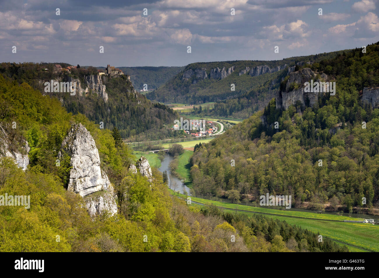 Voir à la Donau vallée près du village Allemand Irndorf avec Werenwag château en arrière-plan Banque D'Images