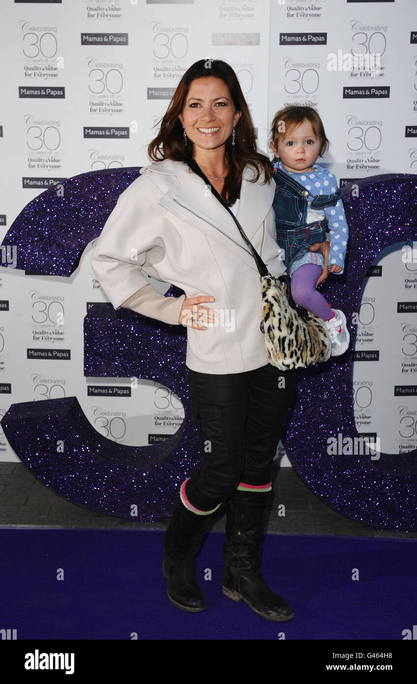 Clare Nasir et sa fille Sienna arrivent à la 30e fête d'anniversaire de Mamas & Papas à Londres. Banque D'Images