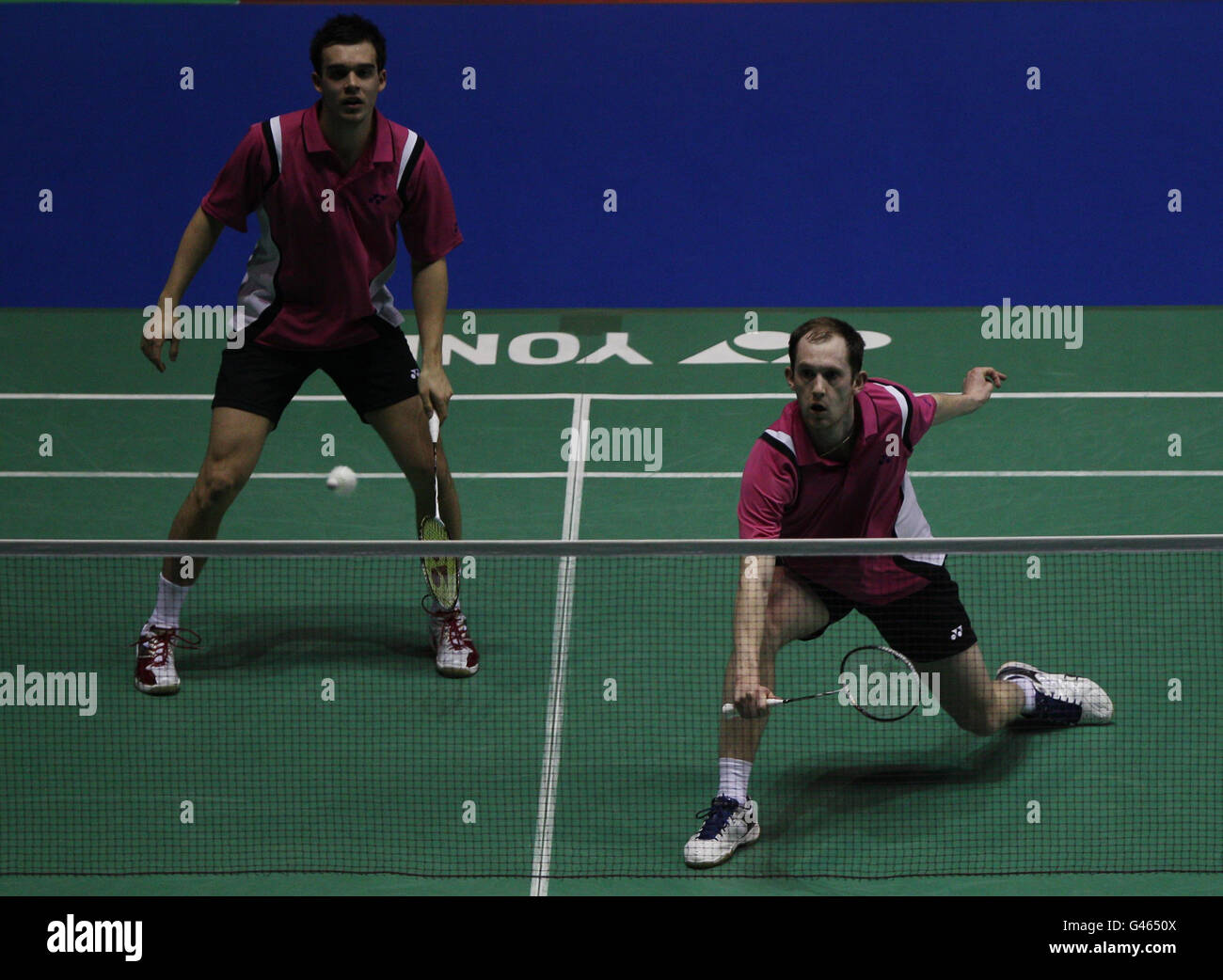 Andrew Ellis (à droite) de l'Angleterre et Chris Adcock lors de leur première défaite contre Jung Jae Sung et Lee Yong DAE de la Corée lors des championnats Yonex All England à la National Indoor Arena de Birmingham. Banque D'Images