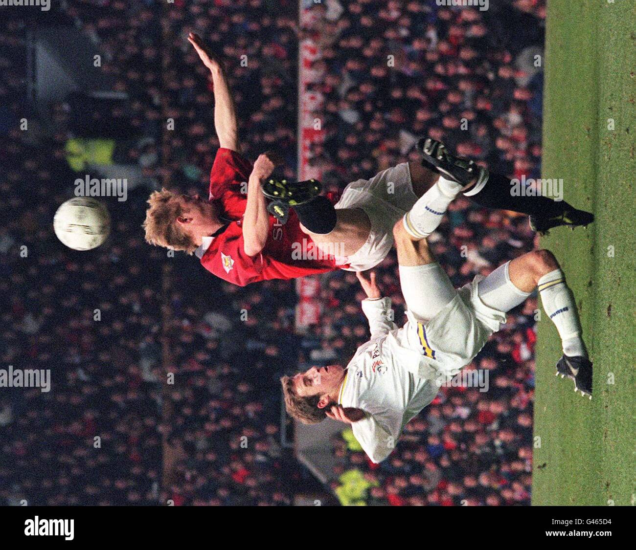 Meilleur pied en avant de Lee Bowyer de Leeds et David May de Manchester United dans leur match de Premiership à Old Trafford aujourd'hui(Sat). Photo John Giles.PA. Banque D'Images