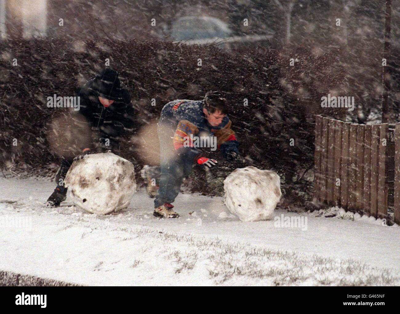 La neige tombe en roulant ce soir (Mon) avec deux jeunes au Norton près de Malton, dans le Yorkshire, profitant de conditions avant d'être trop difficile. De nombreuses régions du pays ont été préparent à la neige comme gel propagation de l'Est. Voir l'histoire de neige Météo PA. Photo John Giles.PA. Banque D'Images La neige tombe en roulant ce soir (Mon) avec deux jeunes au Norton près de Malton, dans le Yorkshire, profitant de conditions avant d'être trop difficile. De nombreuses régions du pays ont été préparent à la neige comme gel propagation de l'Est. Voir l'histoire de neige Météo PA. Photo John Giles.PA. Banque D'Images