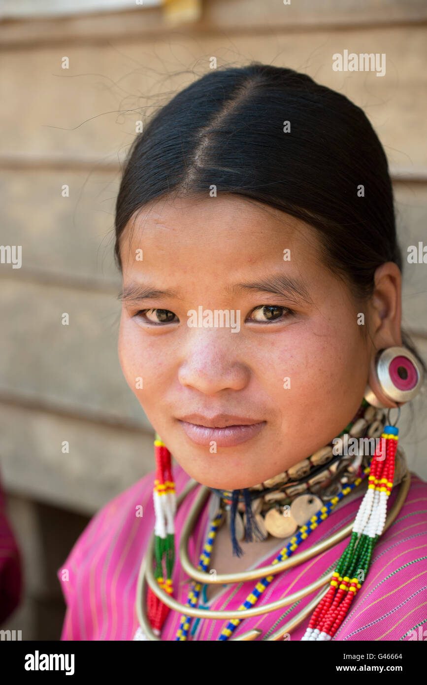 Portrait d'une belle jeune femme kayaw (BWE), yosapra, village de l'État de Kayah, myanmar Banque D'Images