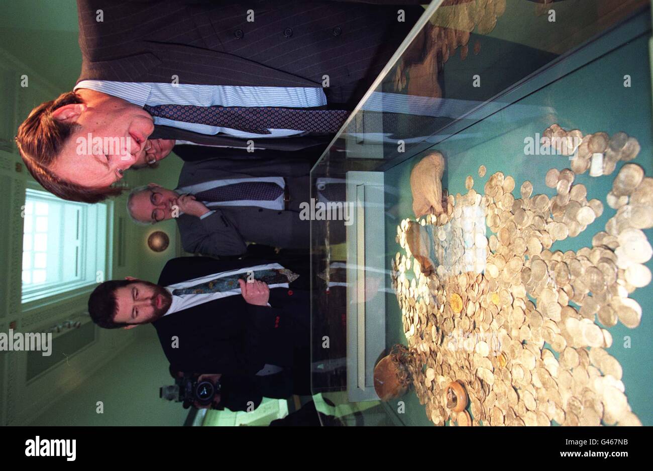 Le chancelier de l'Échiquier Kenneth Clarke examine une sélection de pièces lors d'une visite à la Galerie de l'argent du British Museum à Londres aujourd'hui. Le chancelier a également vu la pièce la plus récente de la Grande-Bretagne, la pièce bimétallique 2, qui devrait être mise en circulation plus tard cette année. Voir PA Story MONEY Clarke. Photo de Fiona Hanson/PA. Banque D'Images