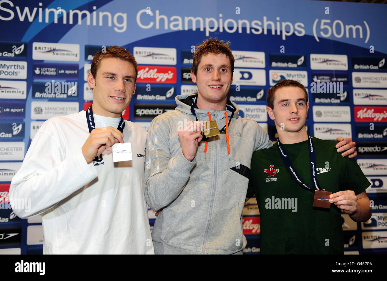 David Davies (au centre) de la ville de Cardiff, Daniel Fogg (à gauche) de Loughborough Universty et Tom Allen, de Swansea Performance, célèbrent la victoire de l'or, de l'argent et du Bronaze lors de la finale Freestyle masculine du 1500 m Open lors des championnats britanniques de natation au gaz au centre aquatique de Manchester. Banque D'Images