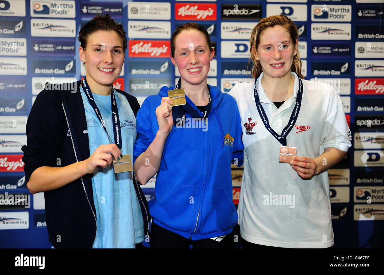 Hannah Miley (au centre) de Garioch, Kate Hutchinson (à gauche) de l'université de Loughborough et Emma Smithurst, de Swansea Peframance, célèbrent la victoire de l'or, de l'argent et du bronze lors de la finale individuelle Medley du 400m de l'Open féminin lors des championnats de natation au gaz britannique au centre aquatique de Manchester. Banque D'Images