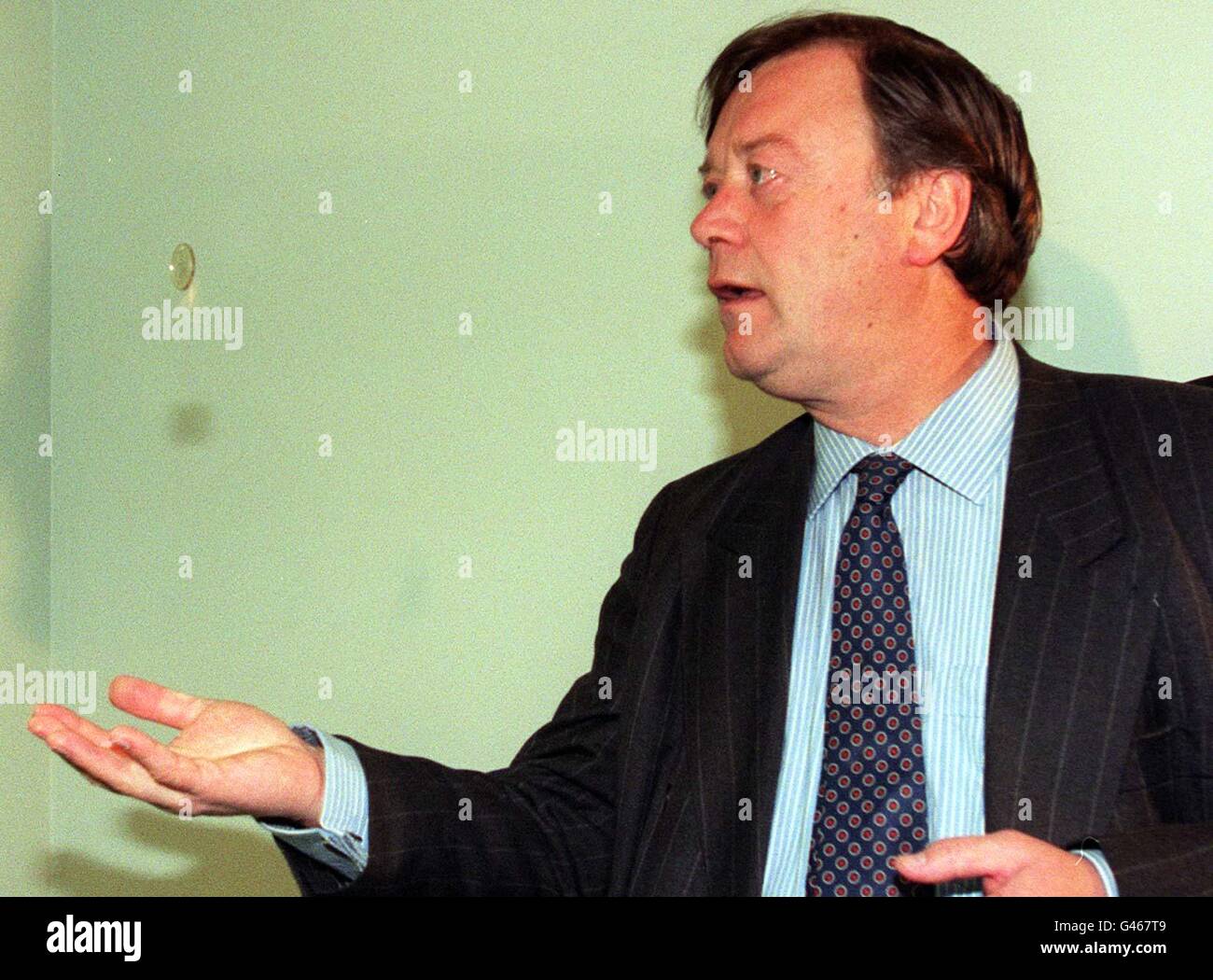 Chancelier de l'Echiquier Kenneth Clarke le dernier lance une pièce de monnaie, le bi-métallique 2 pièce, dans l'air à l'argent du British Museum Gallery à Londres aujourd'hui (mardi). La nouvelle pièce, en raison d'entrer en circulation plus tard cette année, est le premier numéro de cette dénomination pour l'usage général comme monnaie depuis le double souverains de George IV, 1823. Voir l'activité de l'argent histoire de Clarke. Photo de Fiona Hanson/PA. Banque D'Images