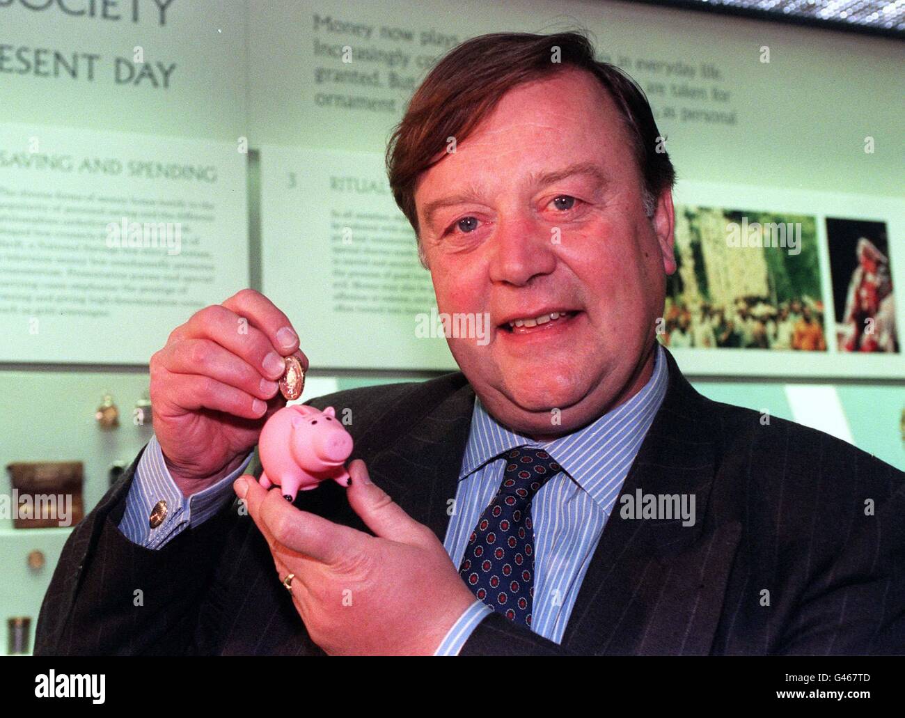 Chancelier de l'Echiquier Kenneth Clarke se prépare à placer le dernier coin, la bi-métallique 2 pièce, dans une tirelire à l'argent du British Museum Gallery à Londres aujourd'hui (mardi). La nouvelle pièce, en raison d'entrer en circulation plus tard cette année, est le premier numéro de cette dénomination pour l'usage général comme monnaie depuis le double souverains de George IV, 1823. Photo de Fiona Hanson/PA. Banque D'Images