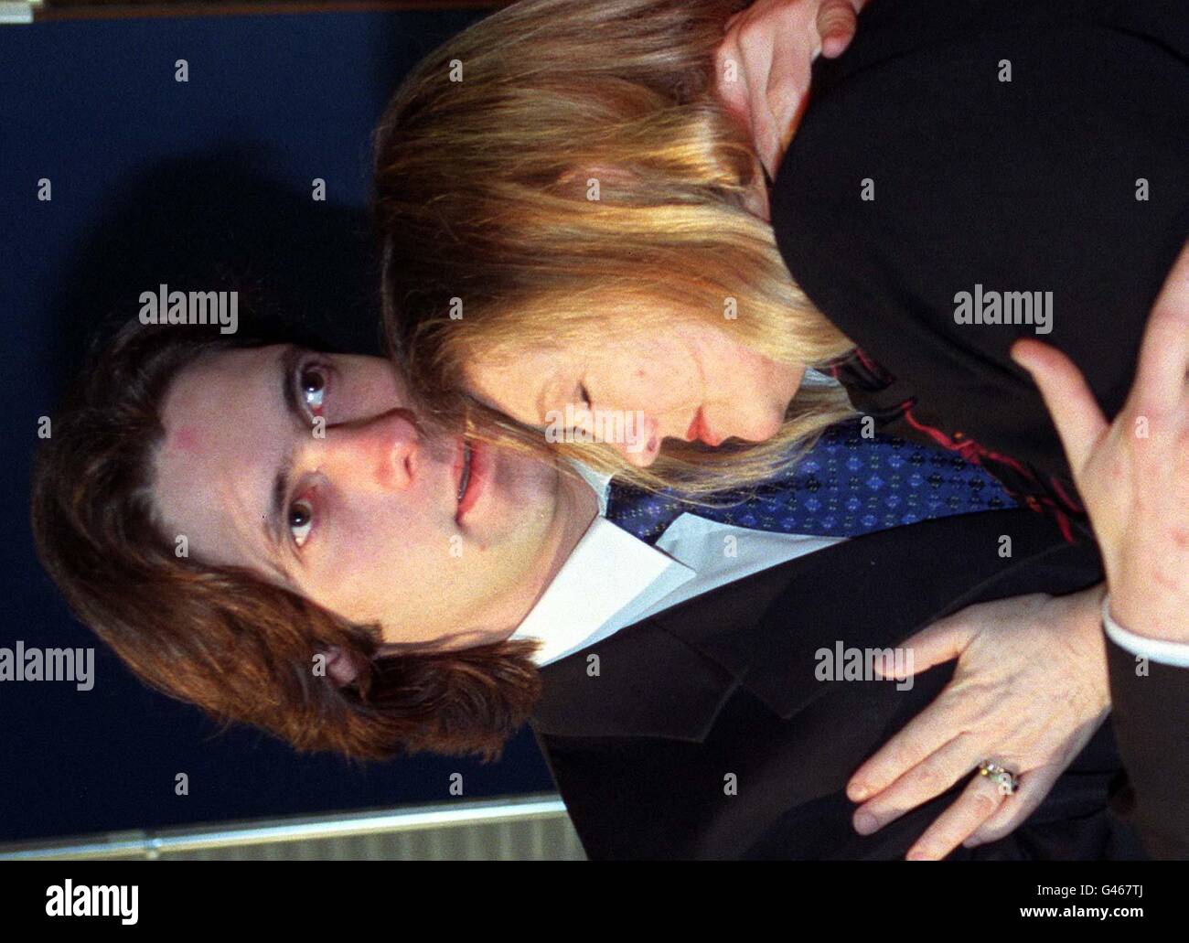Maeve Hale (r), 52 ans, est réconfortée par son fils Troy lors d'une conférence de presse à Londres Today (tue) où elle a lancé un appel émotionnel pour trouver les meurtriers qui ont poignardé son mari, Brandon Hale, dans l'œil dans un contrat présumé de meurtre à Highgate il y a deux semaines.Regardez l'histoire des PA.Photo de Stefan Rousseau/PA. Banque D'Images Maeve Hale (r), 52 ans, est réconfortée par son fils Troy lors d'une conférence de presse à Londres Today (tue) où elle a lancé un appel émotionnel pour trouver les meurtriers qui ont poignardé son mari, Brandon Hale, dans l'œil dans un contrat présumé de meurtre à Highgate il y a deux semaines.Regardez l'histoire des PA.Photo de Stefan Rousseau/PA. Banque D'Images