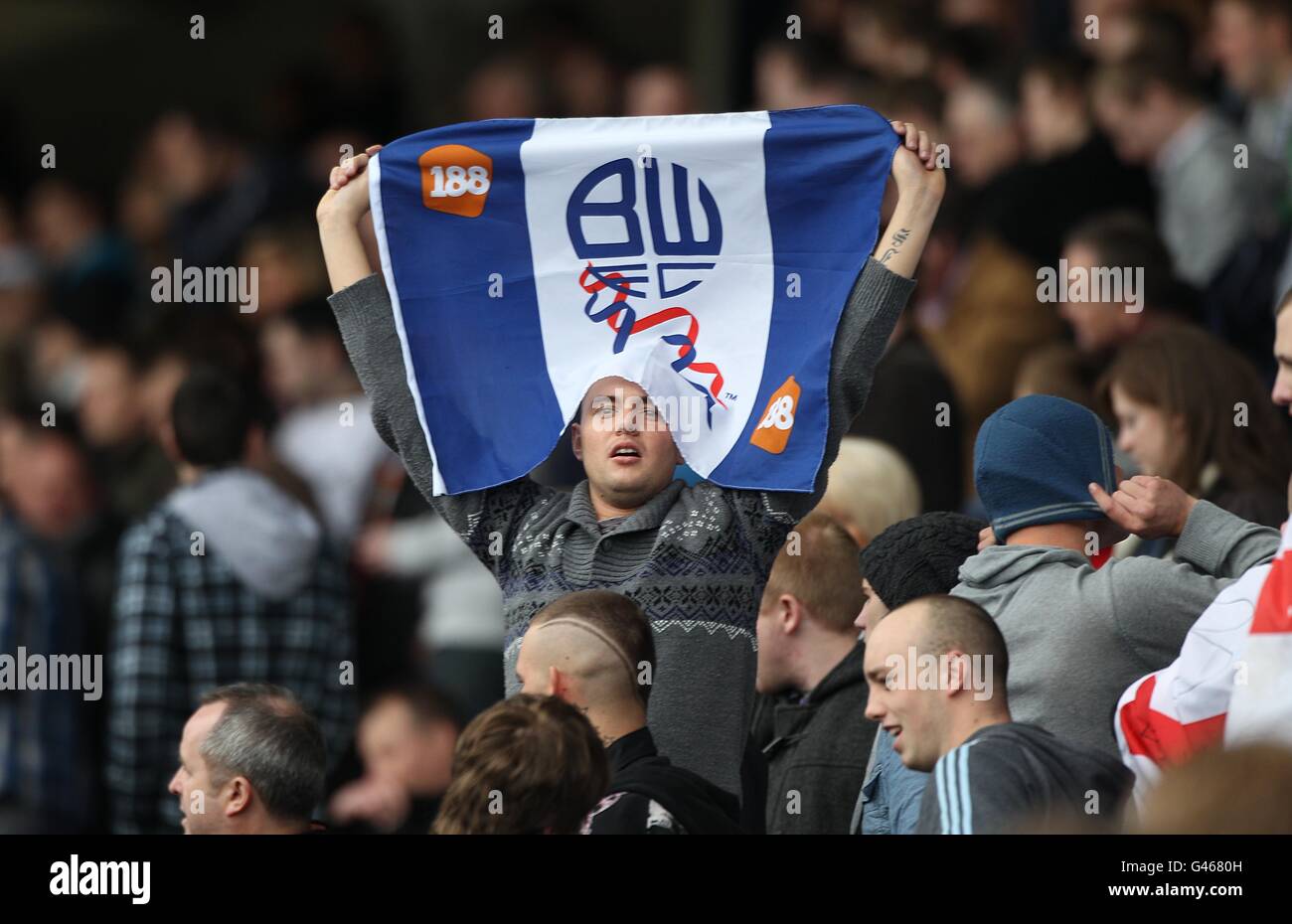 Football - FA Cup - Sixième tour - Birmingham City / Bolton Wanderers - St Andrew's. Le ventilateur de Bolton Wanderers tient un drapeau dans les stands Banque D'Images