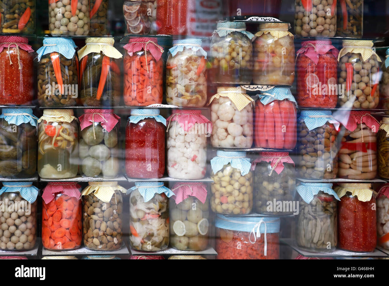 Vitrine avec beaucoup de différents légumes marinés dans des bocaux en verre Banque D'Images