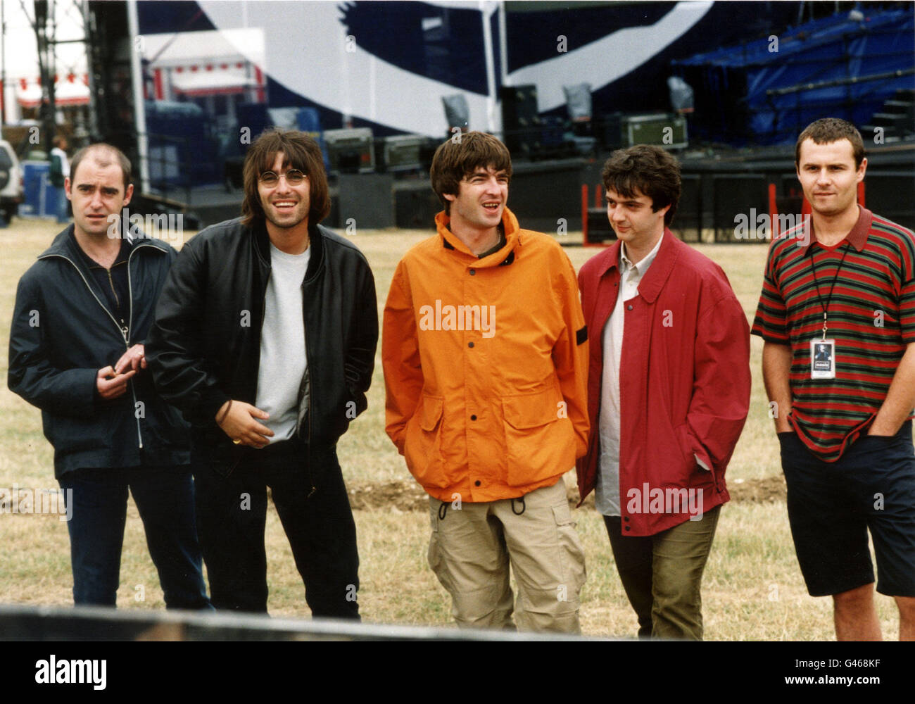 OASIS PROFITEZ D'UN RIRE AVANT LEUR CONCERT KNEBWORTH PARK. PAUL 'BONEHEAD' ARTHURS, GUITARISTE DE RYTHME G/D, LIAM GALLAGHER, GUITARISTE ET COMPOSITEUR NOEL GALLAGHER, BASSISTE PAUL 'GUIGSY' MCGUIGAN ET BATTEUR ALAN WHITE. * réédité le 24/2/99 - Arthurs, 33, a été ramassé par la police après avoir crié et prestation de serment devant une fashion scintillante à Londres il est apparu. Il a passé plusieurs heures dans les cellules avant de recevoir un avertissement officiel pour avoir été ivre et désordonné, mais il n'a pas été accusé. * 9/8/99: Le guitariste Paul 'Bonehead' Arthurs a quitté le groupe après huit ans. Banque D'Images