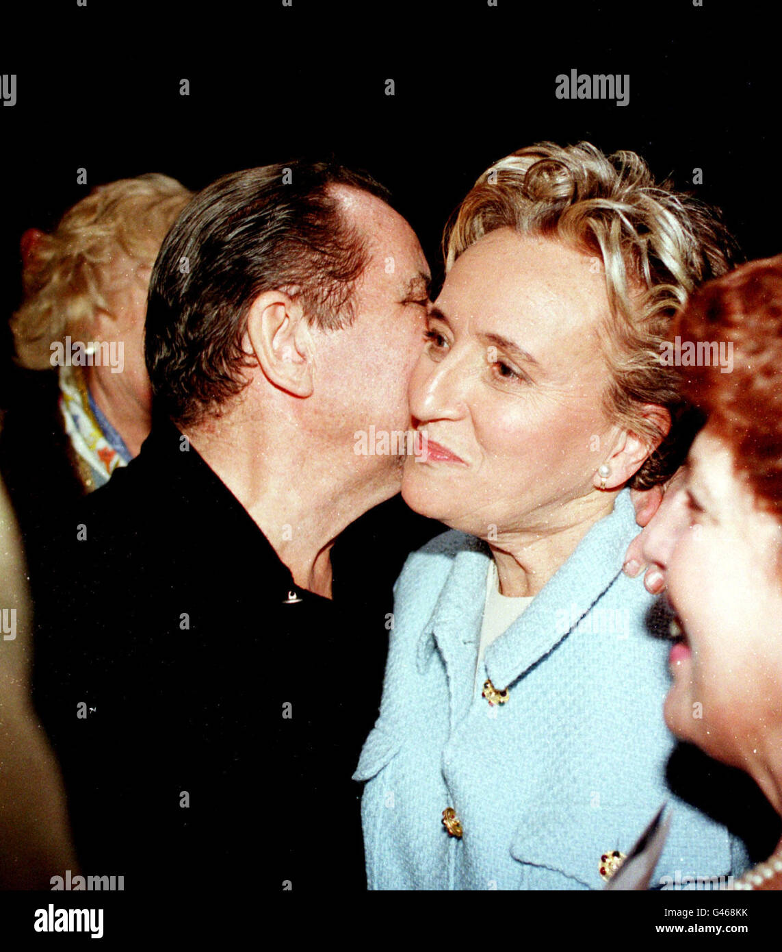 PARIS : 19/1/97 : MADAME CHIRAC REÇOIT UN BAISER DE L'AMANDIER DIRECTEUR DE BALLET AU THÉÂTRE NATIONAL À PARIS. PA NEWS PHOTO DE DAVE CHESKIN. Banque D'Images