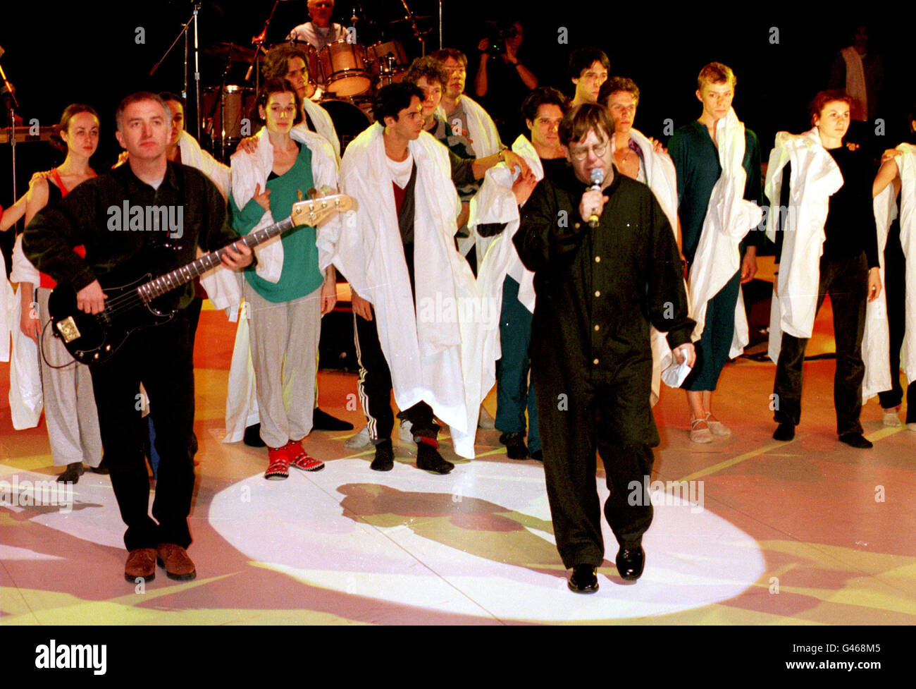 PARIS : 19/1/97 : ELTON JOHN CHANTE 'The show must go on' AVEC GROUPE ROCK QUEEN AU THÉÂTRE NATIONAL À PARIS. PA NEWS PHOTO DE DAVE CHESKIN. Banque D'Images