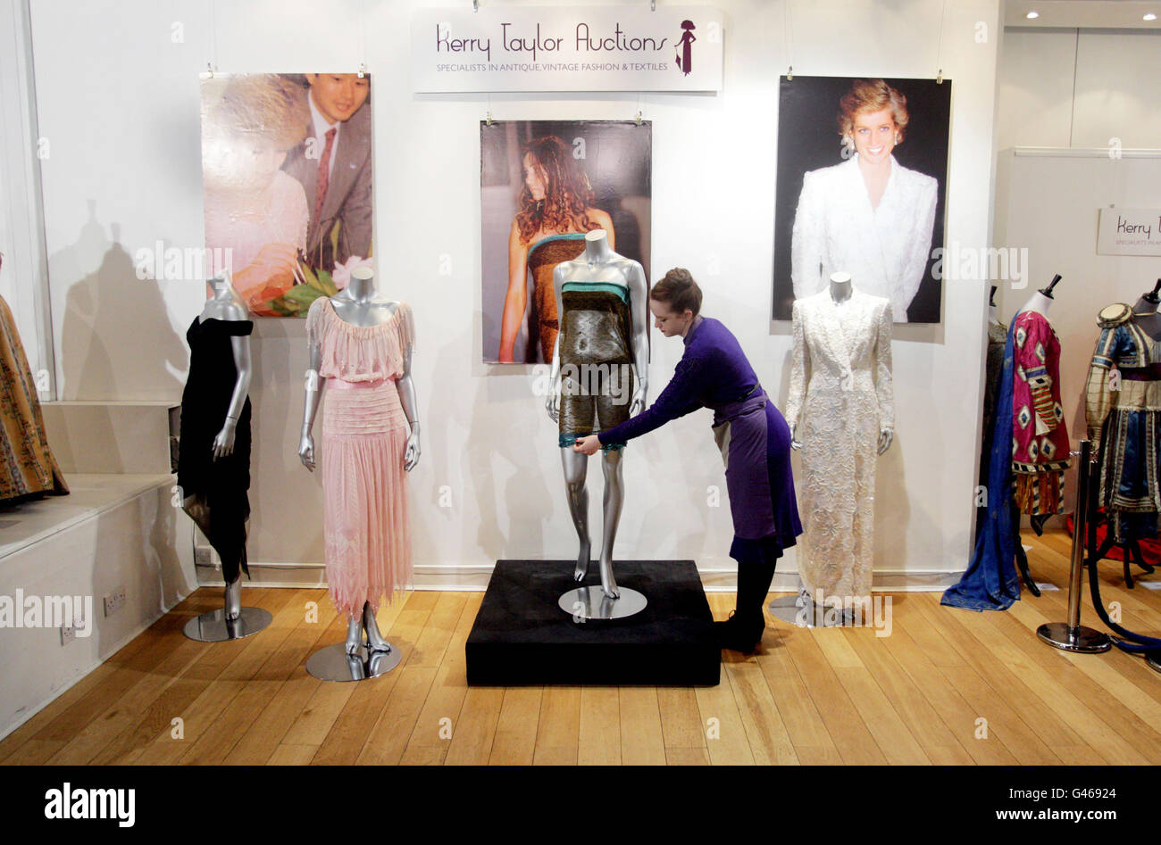 La robe transparente portée par Kate Middleton lors d'un défilé de mode de  charité, qui a été regardé par le prince William avant qu'elle ne devienne  sa petite amie, est ajustée comme