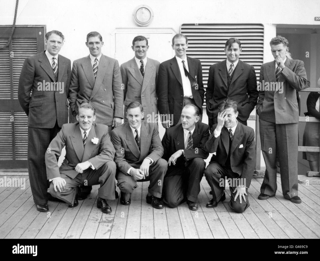 Lors de leur première visite en Australie, les membres de la partie de cricket du MCC, à bord de l'Orient Liner Orsova à Tilbury. De gauche à droite, rangée arrière; Bob Appleyard, Vic Wilson, Tom Graveney, Jim McConnon, Colin Cowdrey et Peter Loader. De gauche à droite, au premier rang, Johnny Wardle, Peter May, Frank Tyson et Keith Andrew. Banque D'Images