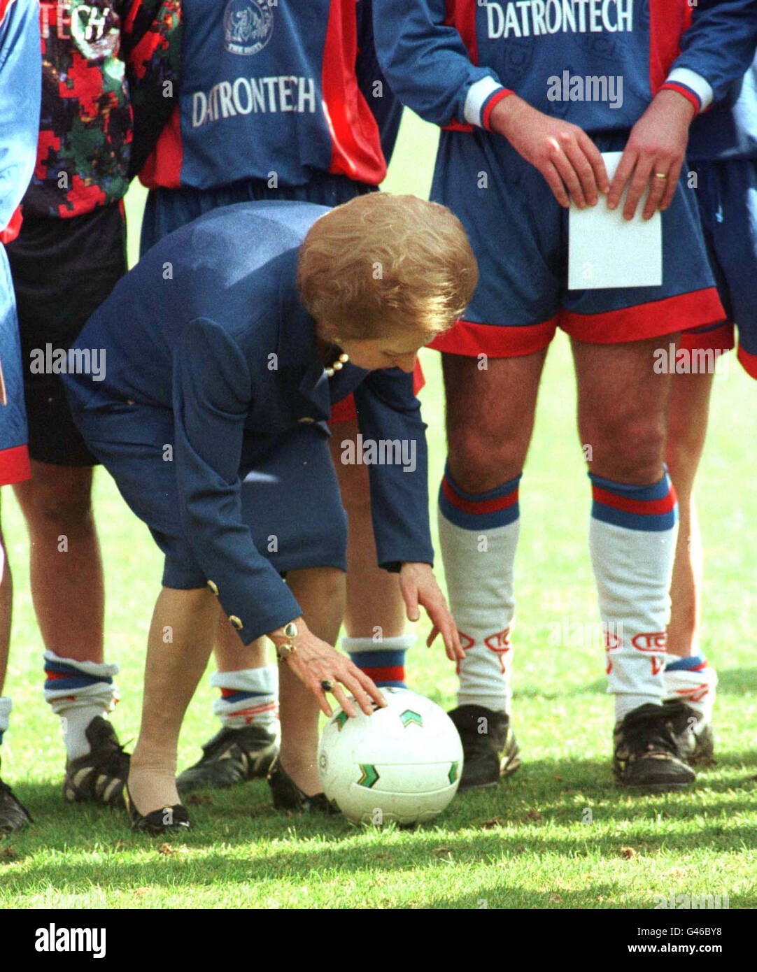La baronne Thatcher positionne un ballon de football lors d'une séance photo avec le club de football Aldershot Today (Wed), alors qu'elle s'est lancée pour la première fois sur la piste de campagne des Tory. Voir l’histoire de l’AP ELECTION Thatcher. Photo Tim Ockenden/PA Banque D'Images