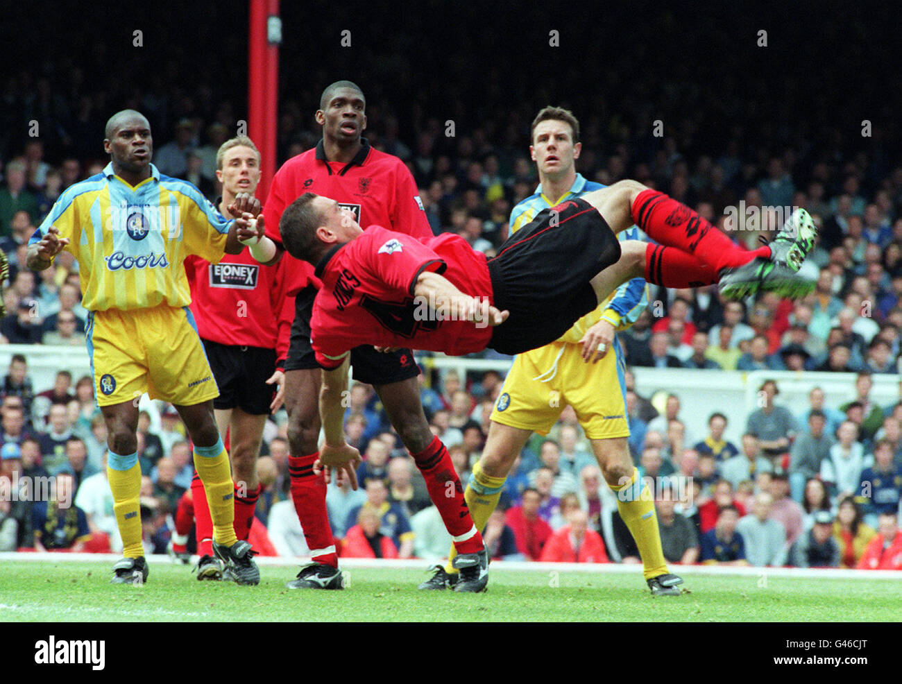Vinnie Jones de Wimbledon prend une position acrobatique, lors de la demi-finale de la coupe FA d'aujourd'hui (dimanche) à Highbury, où Chelsea a gagné par 3-0. Photo de Tony Harris. Voir PA Story FOOTBALL Highbury. Banque D'Images