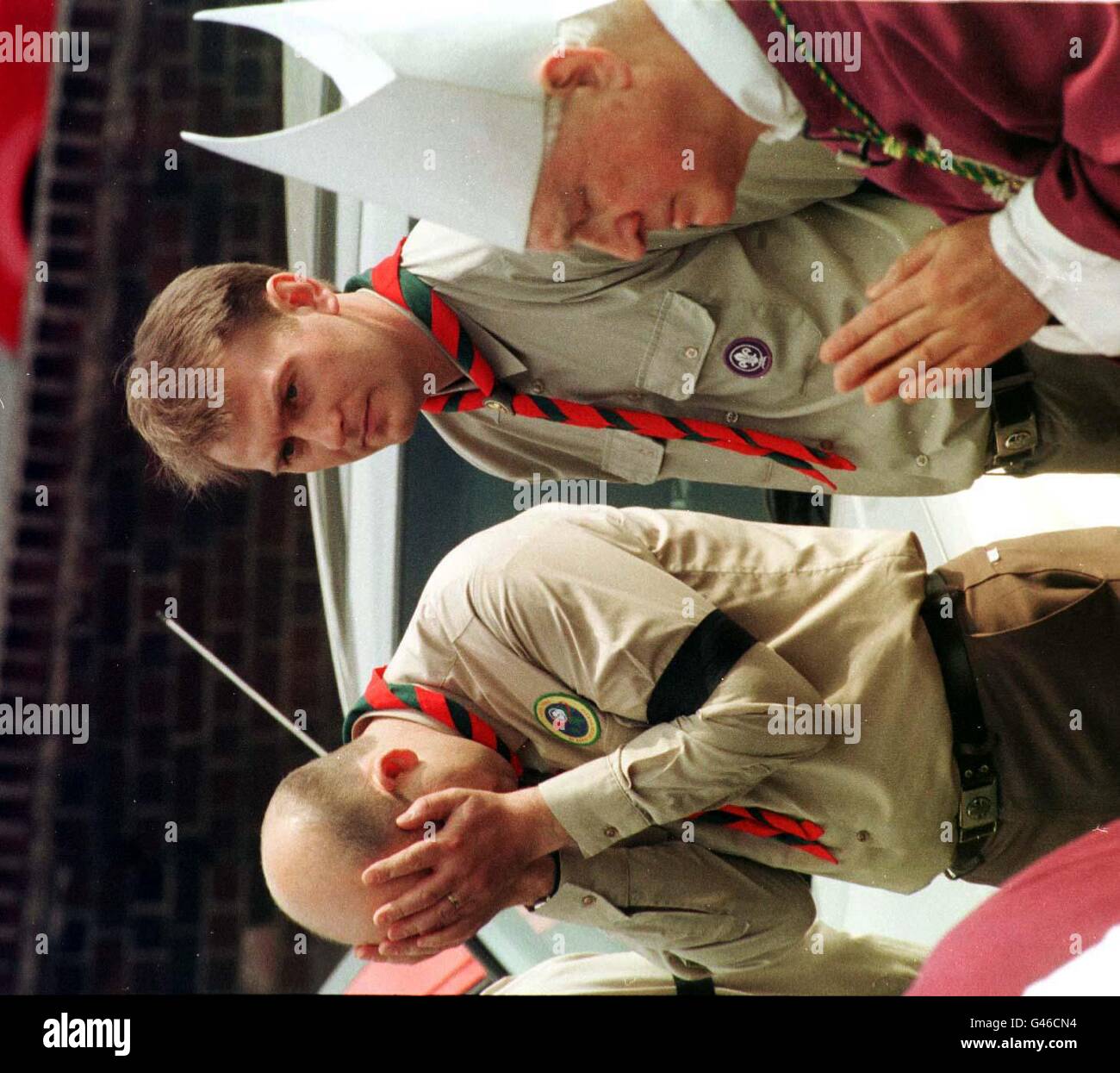Le leader scout survivant Marcus Hill (au centre) aux côtés d'un collègue du Scoutisme pleurant aux funérailles de David Weaver et Stuart Perkins à Kidderminster aujourd'hui (vendredi). M. Weaver, 21 ans, et M. Perkins, 20 ans, ont tous deux été écrasés à mort par une chute de roche franc près du site de leur camp scout le lundi de Pâques. Photo de Barry Batchelor/PA. VOIR PA STORY FUNÉRAILLES SCOUT. Banque D'Images