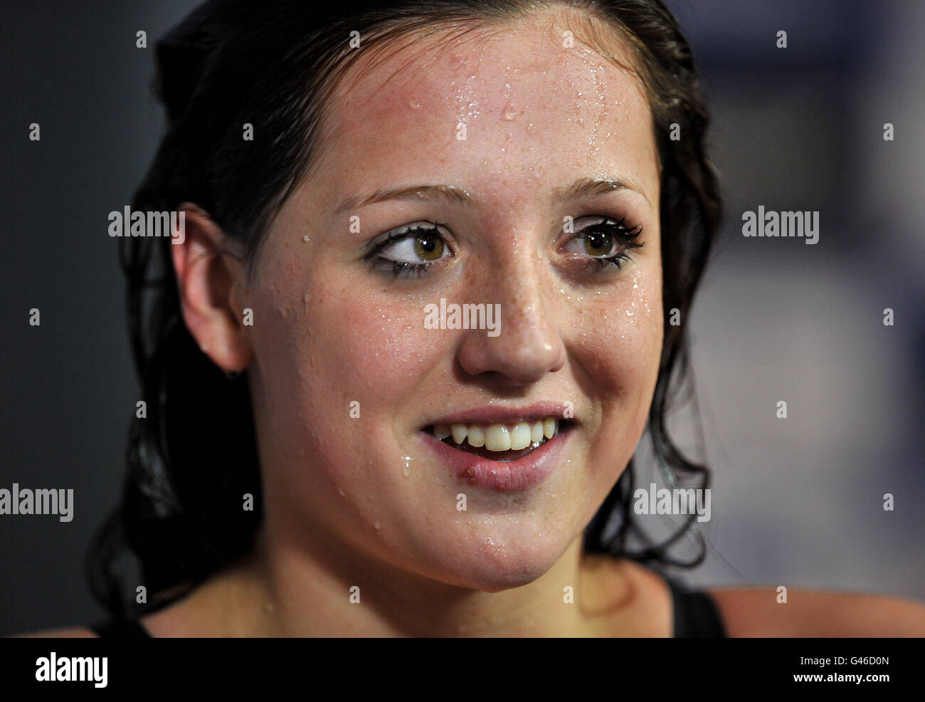 Molly Renshaw est interviewé par les médias après la deuxième partie de la finale de course BreastStroke Open féminine de 200m lors des championnats britanniques de natation au gaz au centre aquatique de Manchester, à Manchester. Banque D'Images