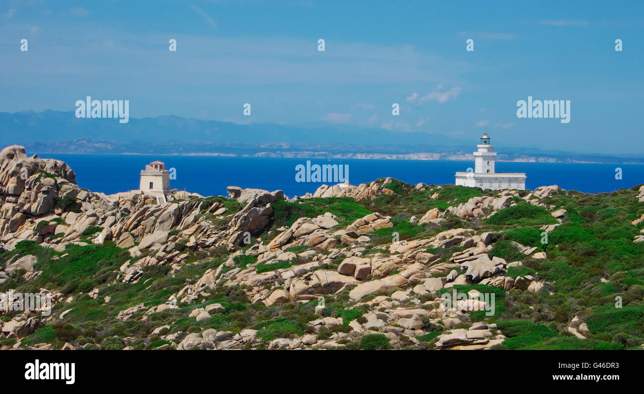 Corse vu de la Sardaigne, derrière le phare de Capo Testa Banque D'Images