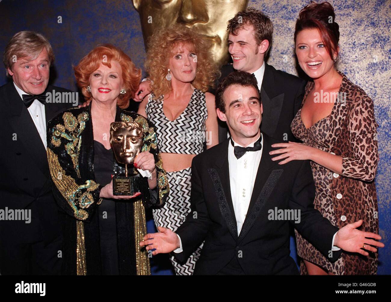 Certains des feuilletons du savon de longue date de Granada TV, Coronation Street, célèbrent leur prix BAFTA remis au Royal Albert Hall de Londres. (l/r) Bill Roache; Barbara KNOX; Beverley Callard; Simon Gregson; Michael Levell (fgrnd) et Tina Hobley. Banque D'Images