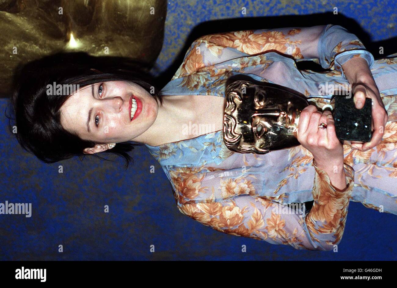 Gina McKee, avec son prix BAFTA pour la meilleure actrice dans nos amis du Nord, au Royal Albert Hall, à Londres, lors de la cérémonie de remise des prix. Banque D'Images
