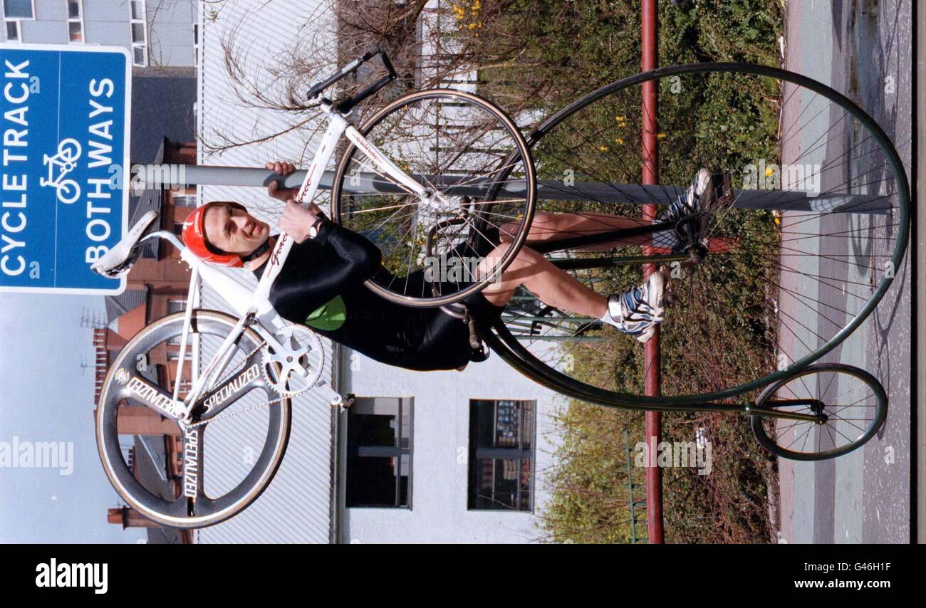 Graeme Obree, ancien champion du monde du cyclisme, met en contraste l'ancien et le nouveau lorsqu'il lance le 10e prix John Logie Baird pour l'innovation au transport Museum de Glasgow aujourd'hui (mardi) avec son entrée, un nouveau cycle de course révolutionnaire. Le cycle, qu'il tient, est une version mise à jour de sa "position de super-homme" sur laquelle tous les records internationaux actuels ont été établis. Voir PA Story SCIENCE innovation. Photo PA par Louisa Buller/lb Banque D'Images