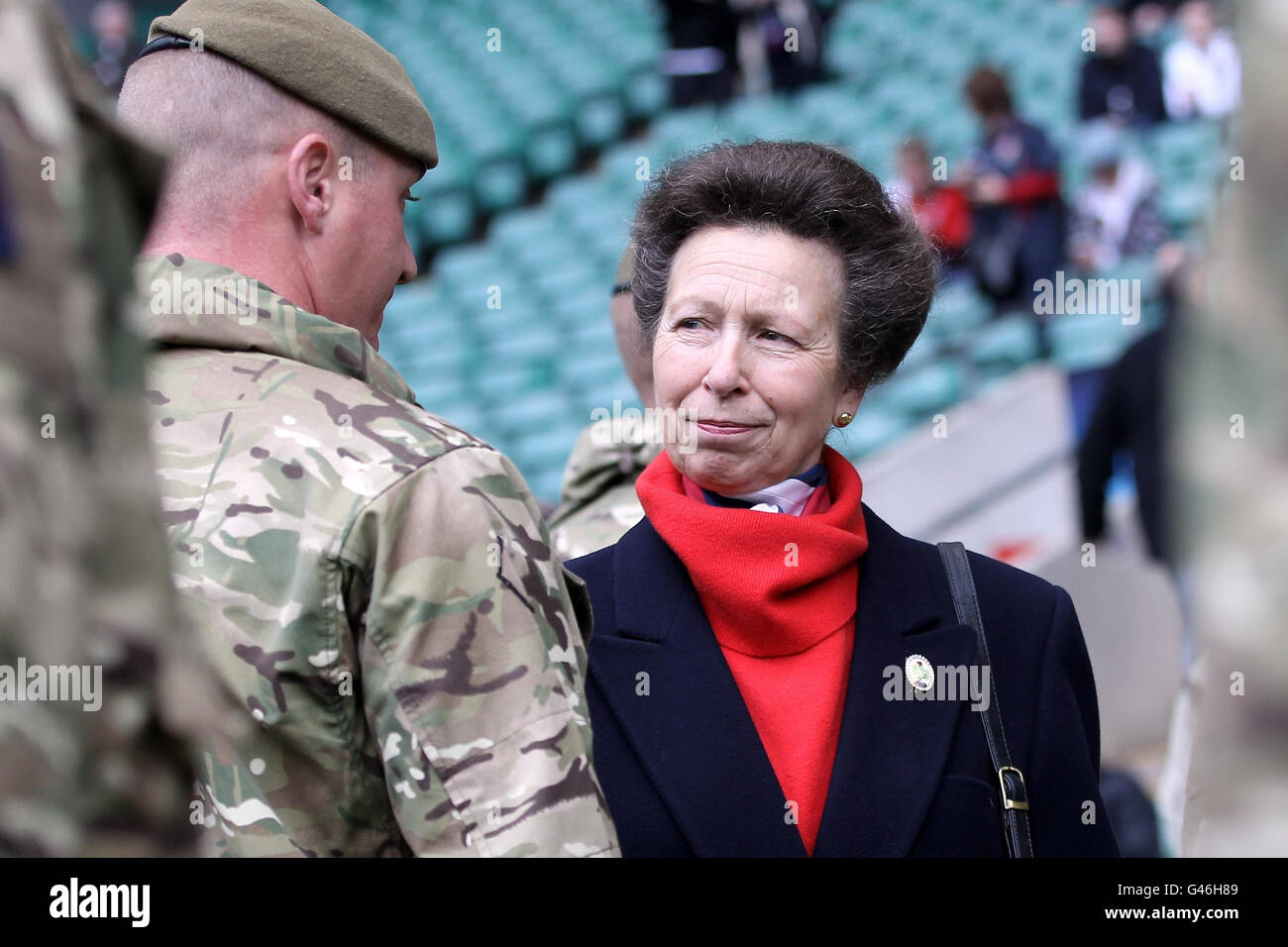 La princesse royale rencontre des membres de l'armée pour leur présenter des médailles avant le match du championnat des nations RBS 6 entre l'Angleterre et l'Écosse à Twickenham, Londres. Banque D'Images