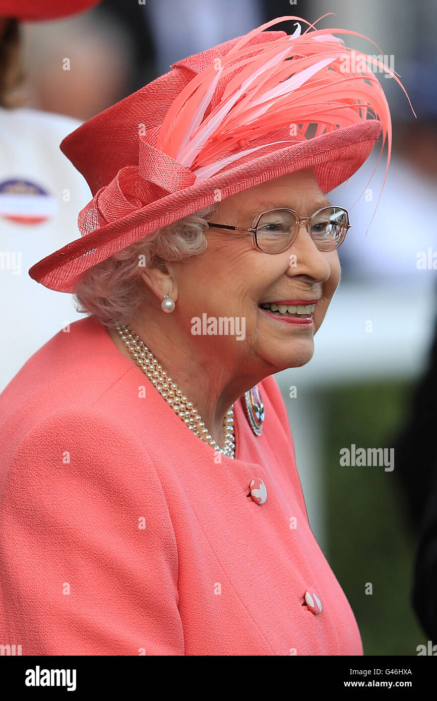 La reine Elizabeth II lors de la quatrième journée de Royal Ascot, 2016 à Ascot Racecourse. Banque D'Images