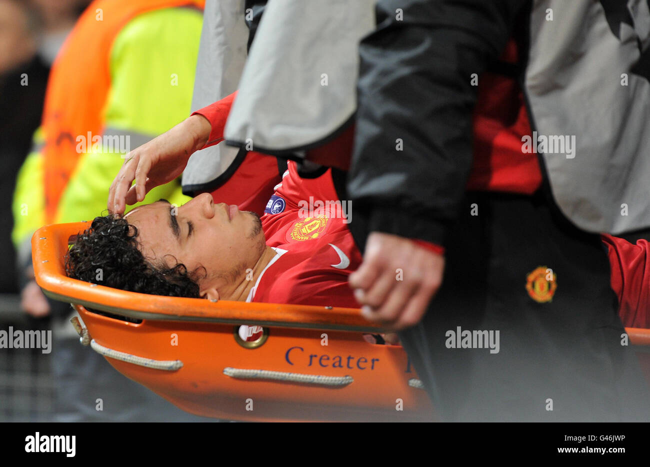 Rafael Da Silva de Manchester United est blessé lors du match de la Ligue des champions de l'UEFA à Old Trafford, Manchester. Banque D'Images