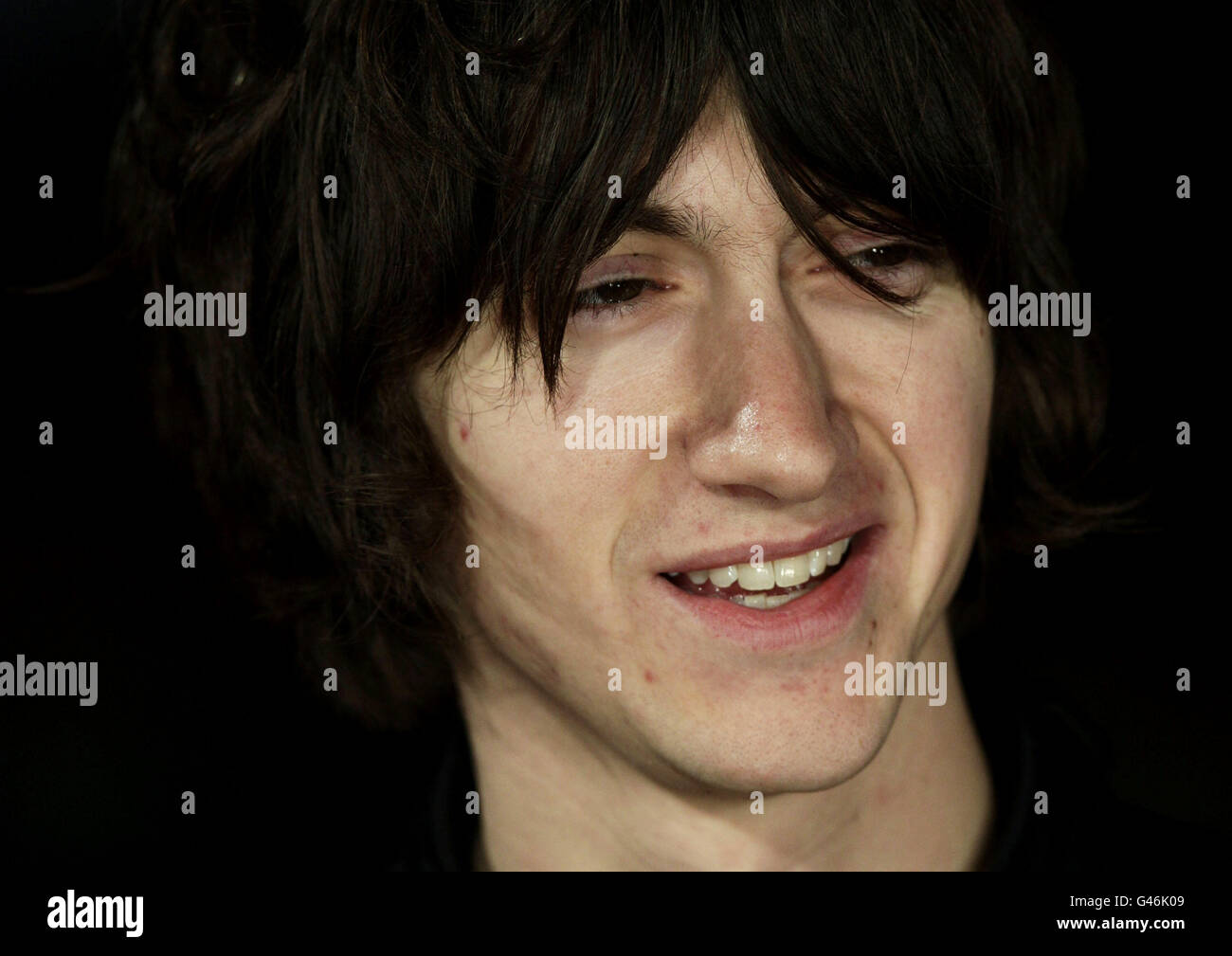 Alex Turner des Arctic Monkeys arrivant pour la première de Submarine, à la  BFI Southbank, dans le centre de Londres Photo Stock - Alamy