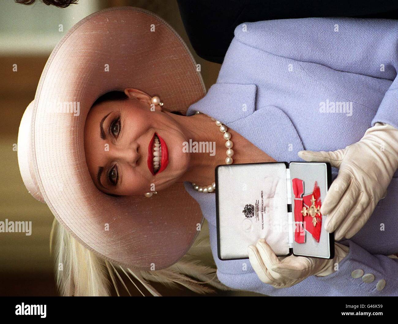 L'actrice de la dynastie Joan Collins montre l'OBE qui lui est présenté par la Reine lors de l'investiture d'aujourd'hui (mardi) Buckingham Palace. Voir PA Story ROYAL investiture. WPA Rota photo par Adam Butler/PA Banque D'Images
