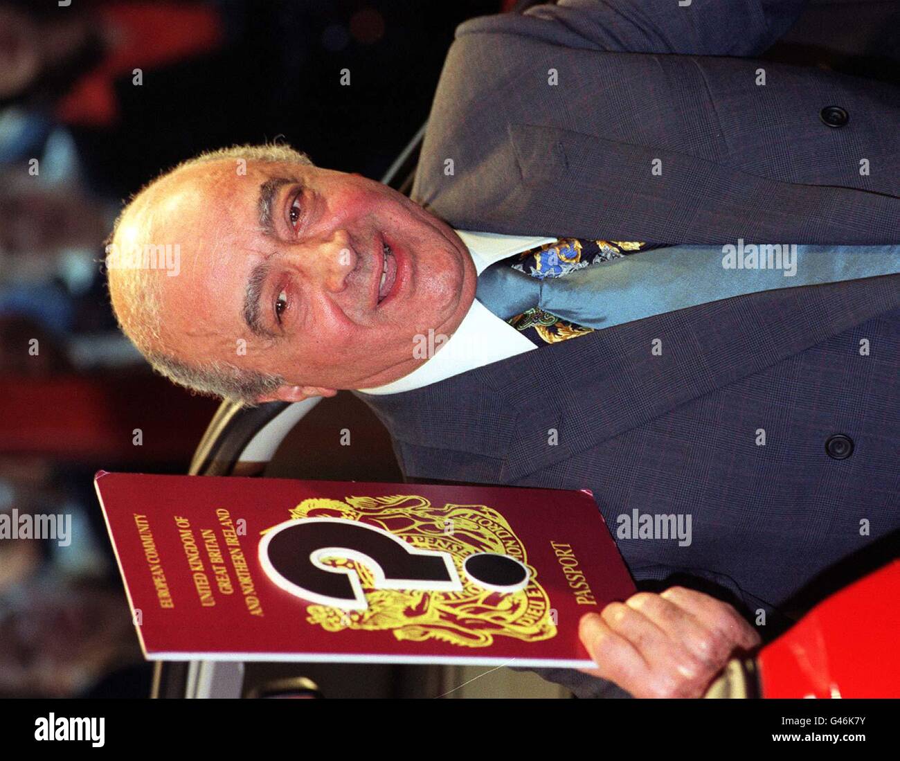 Mohamed Al Fayed est titulaire d'un faux passeport à la suite de la décision prise par la Cour d'appel de renverser une décision de la Cour suprême de rejeter leur demande de naturalisation parce qu'ils n'avaient pas reçu les motifs de leur refus. Voir les tribunaux. Fayeds histoire PA Photo par Neil Munns/PA. Banque D'Images Mohamed Al Fayed est titulaire d'un faux passeport à la suite de la décision prise par la Cour d'appel de renverser une décision de la Cour suprême de rejeter leur demande de naturalisation parce qu'ils n'avaient pas reçu les motifs de leur refus. Voir les tribunaux. Fayeds histoire PA Photo par Neil Munns/PA. Banque D'Images