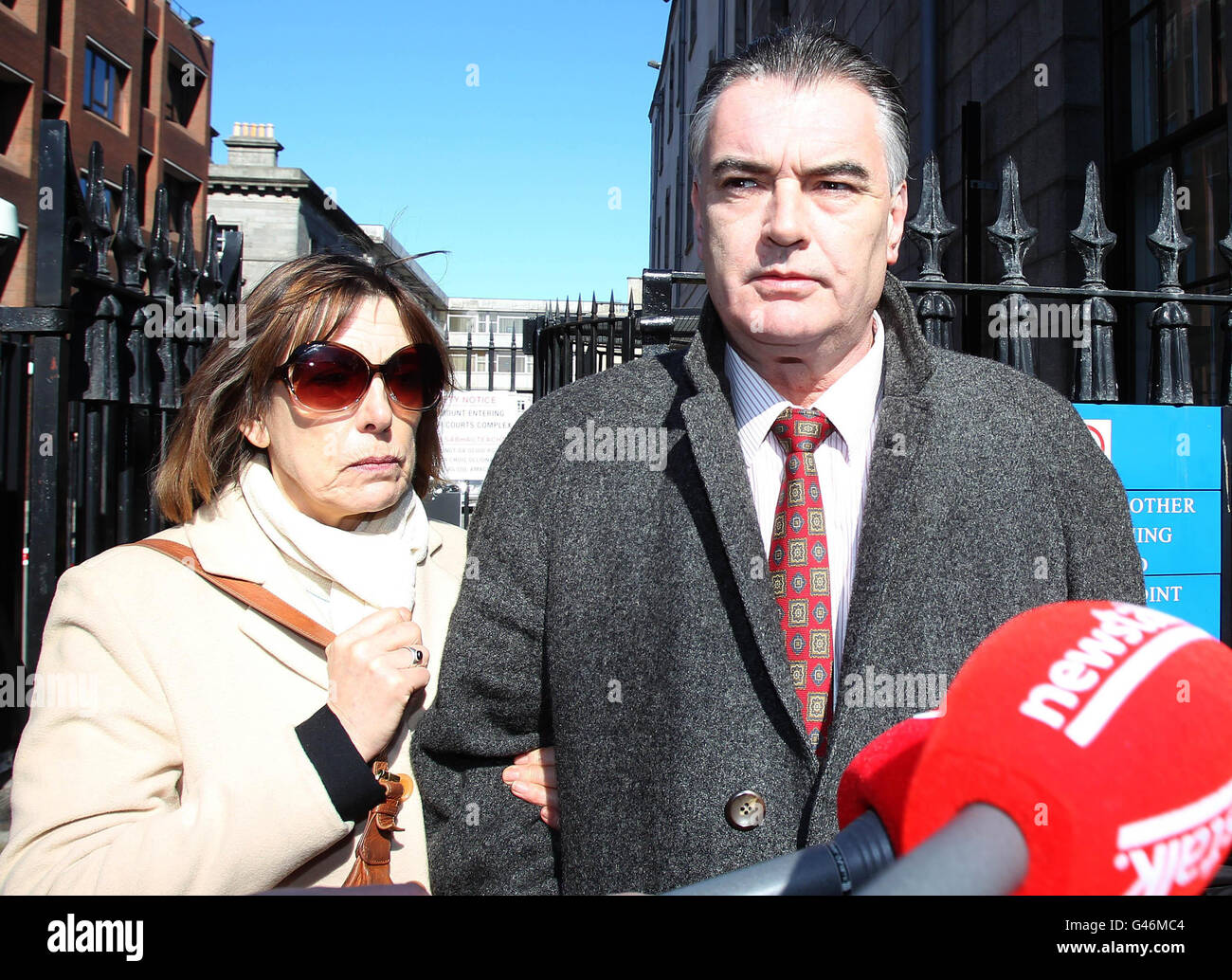 Ian Bailey et son associé Jules Thomas devant la haute Cour de Dublin, Bailey, sont extraditions en France pour avoir interrogé sur le meurtre d'un réalisateur, a statué un tribunal. Banque D'Images