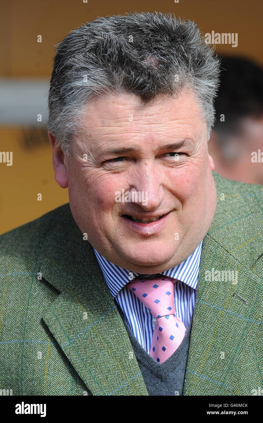 L'entraîneur Paul Nicholls célèbre après avoir remporté la classe d'obstacles JCB Triumph avec Zarkandar lors de la coupe d'or, pendant le Cheltenham Festival. Banque D'Images