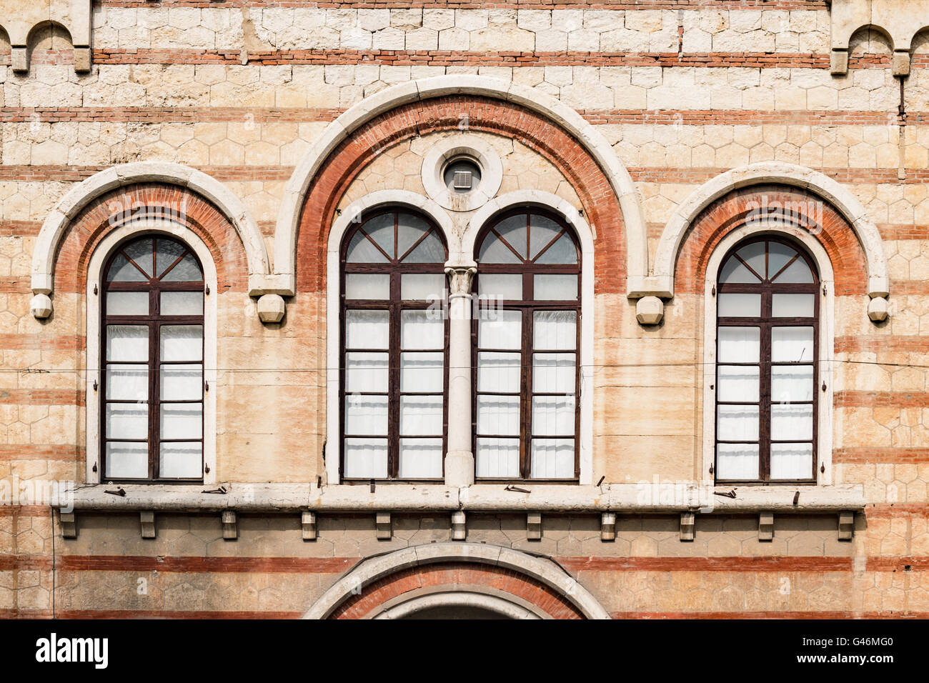 Ancienne cité médiévale des fenêtres de style roman. Banque D'Images