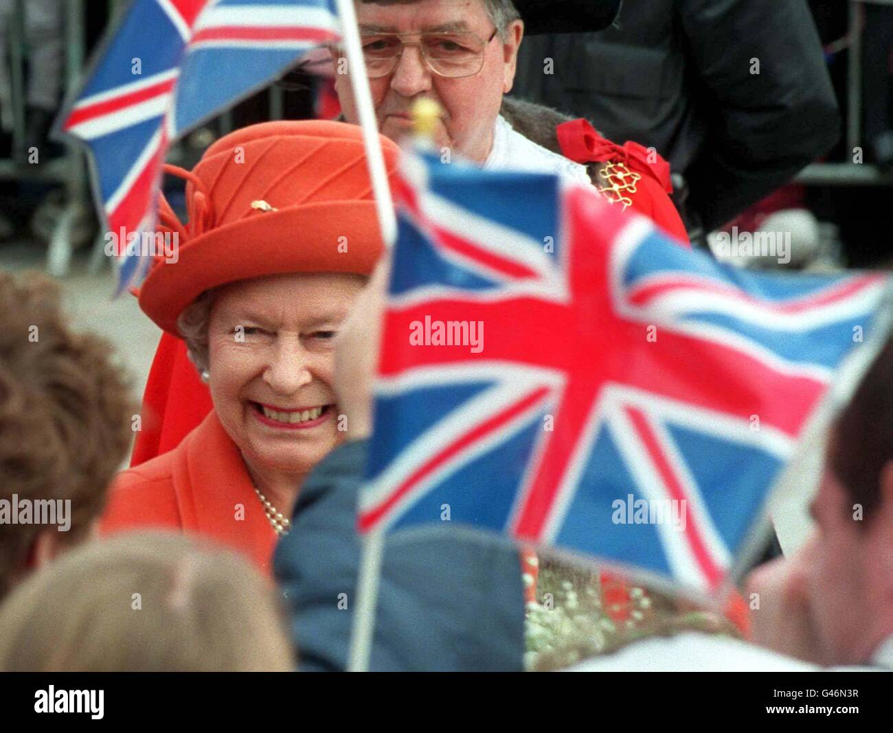 Des milliers de personnes s'emboîte sur la place du Centenaire, à Bradford, pour donner une réception émouvante à la Reine aujourd'hui (jeudi). Sa Majesté visitait la ville pour distribuer de l'argent Maundy à la cathédrale de Bradford. Photo John Giles.PA. Banque D'Images